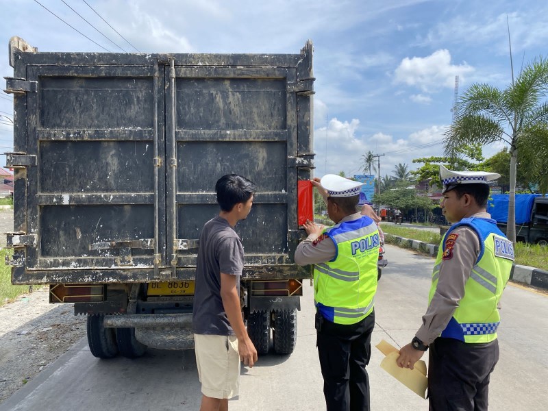 Satlantas Pelalawan pasang stiker scotlight di kendaraan (foto/Andi)